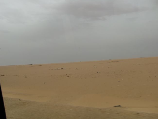 行き同様砂漠のまんなかひた走ります。<br /><br />こんなところで置いてかれたら、面倒だね。