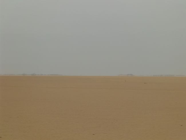 よーく見ると、遠くの山が浮いている。<br /><br />蜃気楼だ。いいものを見た。