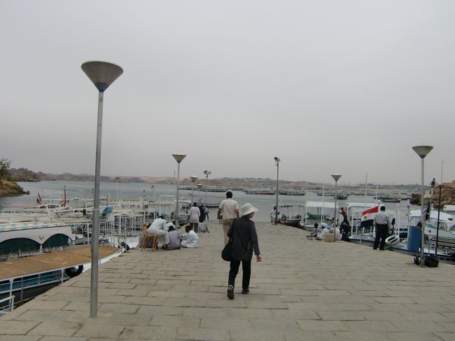 今度は船でイシス神殿に移動です。