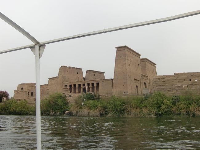 イシス神殿もダム湖の影響で移築された神殿です。<br /><br />島一個が神殿だそうだ。
