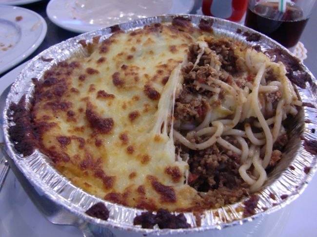 今日の昼食は、パスタに大量のチーズが乗ってる食べ物。<br /><br />昼食後、しばらく休憩ということで、どっかのホテルのロビーでのんびりと。<br /><br />ガイドさんがしりとりをしたいとのことで、しりとりで時間を潰す。<br />しかし、よく日本語を知ってるな。