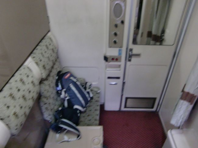 車内はこんな感じ。<br /><br />2人部屋だけど、真ん中の扉を開けると、隣の部屋とつながって4人部屋になります。<br /><br />基本構造はトルコの寝台と一緒かな。