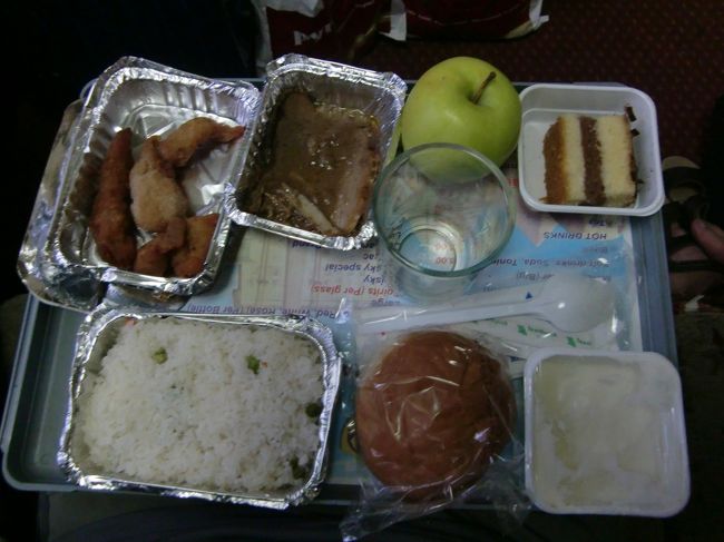 社内で配られる晩御飯。