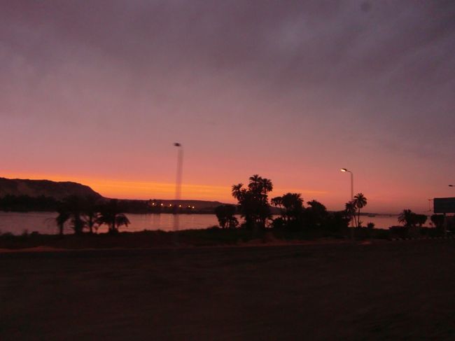 車窓からの夕焼けが結構きれいだ。<br /><br />朝2時半に起きて、異様に長い一日が終わって一路カイロへ。。。<br /><br />「世界の車窓からを目指してin5000年分の遺跡を求めてエジプト８（カイロ）」につづく<br />http://4travel.jp/traveler/tentou_musi/album/10337568/