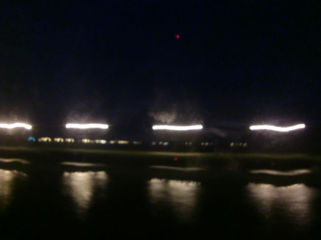 昨日は７時に列車が出発して、晩御飯食べて、横になってたら寝てた。。。８時過ぎには寝たのか？<br /><br />朝は４時過ぎには目が覚める。<br />もちろん外はまだ暗い。