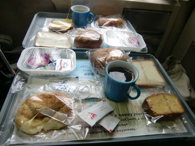 ６時ごろ朝食が配られる。<br /><br />やっぱパンばっかりだ。パンをおかずにパンを食えというのか・・・？