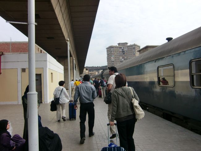 １時間ほど遅れて、ギザ駅到着。