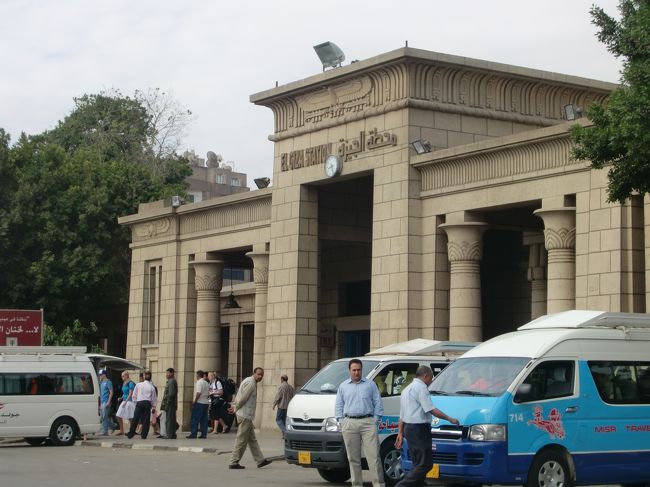 建物は小ぶりだけど、雰囲気はある。<br /><br />ラムセス駅じゃあないのがちょっと残念。