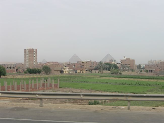 ギザ駅でワゴンに乗って、いざピラミッドへ！<br /><br />といっても、はるか遠くでもピラミッドが見えます。