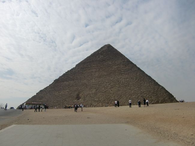 まずはクフ王のピラミッド。<br /><br />にしてもでかい。。。<br /><br />でかさがよくわかりません。