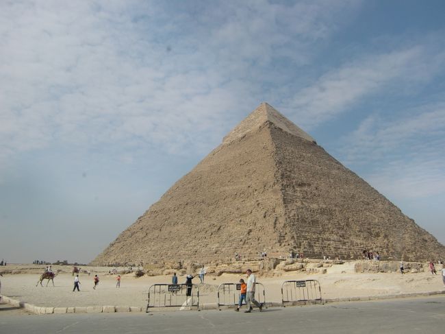 カフラー王のピラミッドも負けてません。