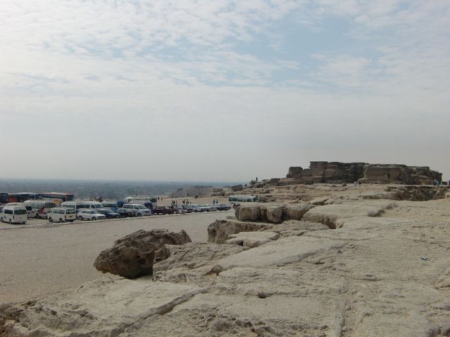 遠くをみると、ぽつりぽつりとピラミッド。