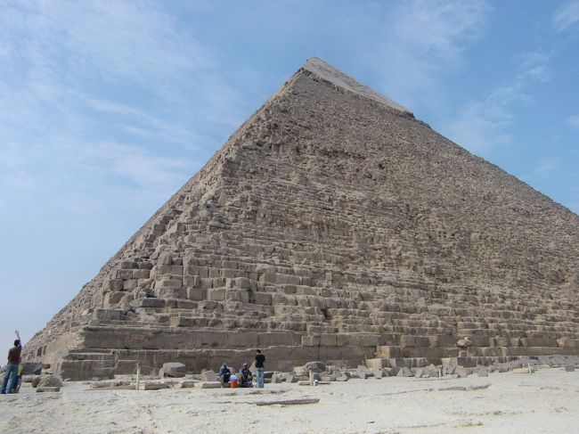 カフラー王のピラミッドも近くでみてもやっぱりでかい。<br /><br />中に入ってみると、細い通路が続いて行きます。<br />中腰で結構な傾斜を登り降りするので、太ももにこたえる。。。