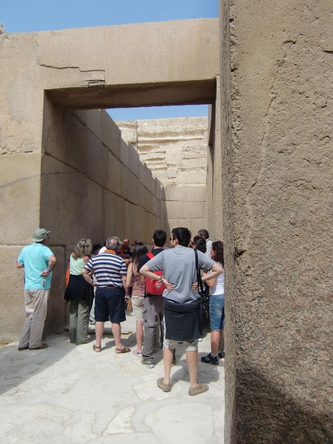 次はスフィンクス側に向かいます。<br /><br />カフラー王のピラミッドに付随したミイラ作成用の神殿です。