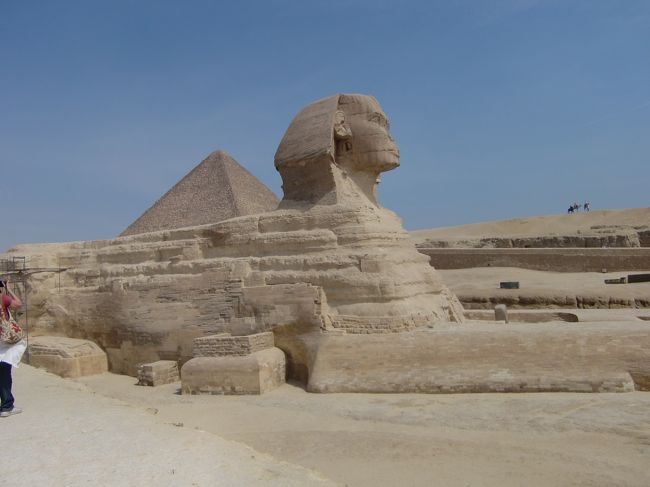 スフィンクス。<br /><br />以外と小さい？<br /><br />テレビで見るとピラミッドのすぐ近くにあってでかいみたいに見えるけど、実物はピラミッドから少し離れてます。