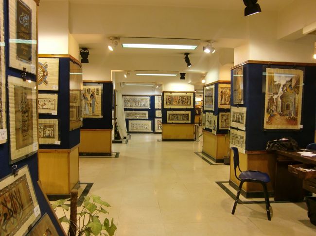 次は土産物屋へ。<br /><br />パピルスがカイロ近辺での物産だそうです。<br /><br />なかなか面白い。