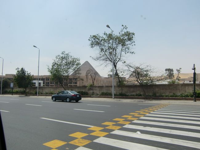 レストランに移動して、午前はここまで。<br /><br />にしてもどこからでもピラミッドは見えます。<br />東京タワー見たいなもんか。<br /><br />「世界の車窓からを目指してin5000年分の遺跡を求めてエジプト９（カイロ）」につづく<br />http://4travel.jp/traveler/tentou_musi/album/10337574/