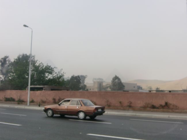 ワゴンにのって一路ダフシュールへ。<br /><br />街中では今日もピラミッドが。<br />少しかすんでるな・・・