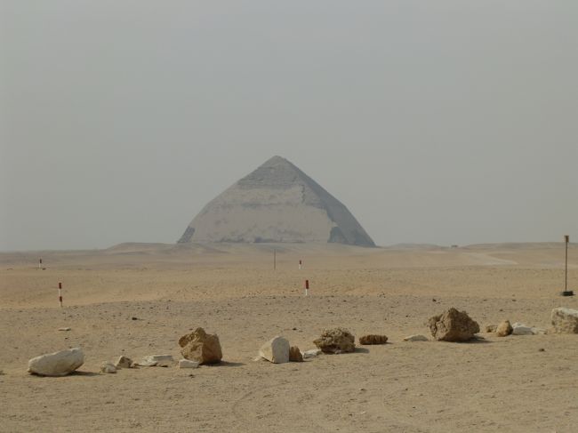 ダフシュール到着。<br /><br />赤のピラミッドの裏側から屈折ピラミッドと、