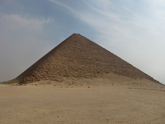 赤のピラミッドが眺めれます。<br /><br />朝早いこともあって他の観光客もおらず、砂漠の真ん中にぽつりとピラミッドが！の雰囲気に最高です。