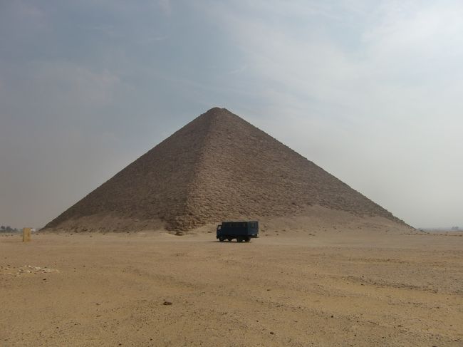 赤のピラミッドも結構でかい。