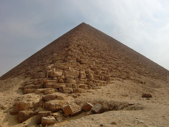 近くに来てもやっぱりでかい。<br /><br />ギザのピラミッドに比べ石は小さめ。<br />