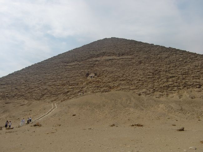 赤のピラミッドの北側に移動して、ピラミッド内部に入れます。<br /><br />入口に行くまでも大変・・・<br />内部は、さらに大変・・・<br />カフラー王のピラミッド内より広いです。