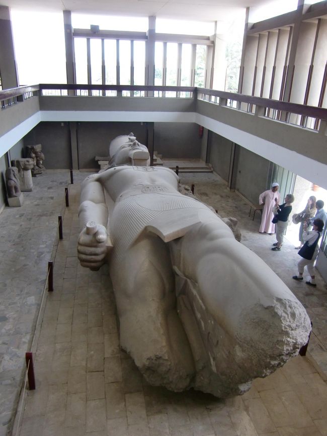 次は移動してメンフィス野外博物館。<br /><br />ここは、ラムセス２世の巨像が横たわってます。