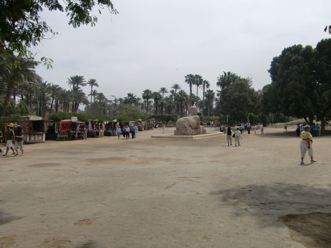 他には、いろんな石造が野外に野ざらし？