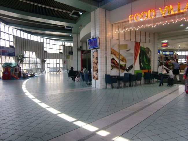 空港にいたガイドがいろいろ手続きしてくれて、出国です。<br /><br />しかし、審査がガイドがパスポート持って行って終わりとは、、大丈夫か？<br />さらに制限エリアにもガイドが入ってこれるって不思議だ。<br />