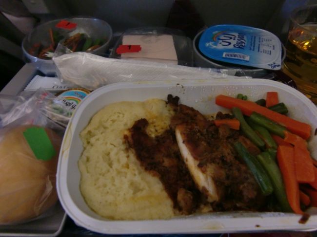 機内食。<br />そうかまだエジプト料理だった・・・