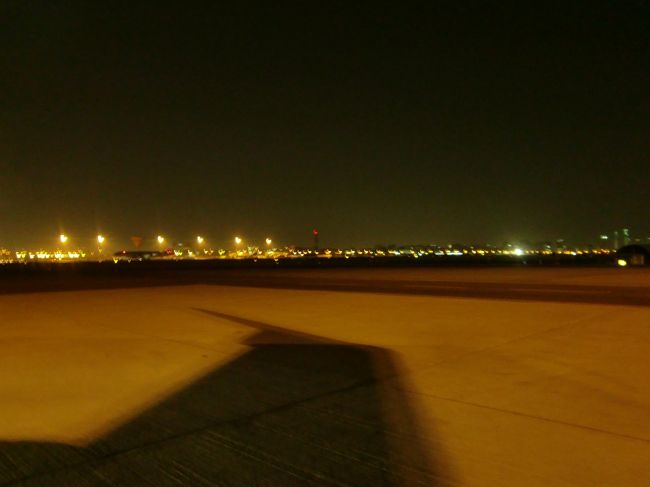 ドーハ到着。<br />もう夜だ。