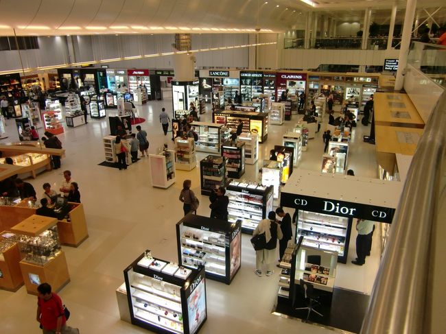 ドーハでは３時間。<br /><br />行きは１時間半だけの待ち時間だったので、空港内をゆっくり散策。<br /><br />でもやること無いね。<br /><br />こんな時は、いつも旅行記のための日記のまとめしてます。