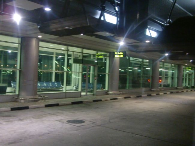 ドーハ空港はすべてバス移動。<br /><br />これが結構長い距離走るから不思議。<br />空港半周くらいしてるんじゃないかと感じます。