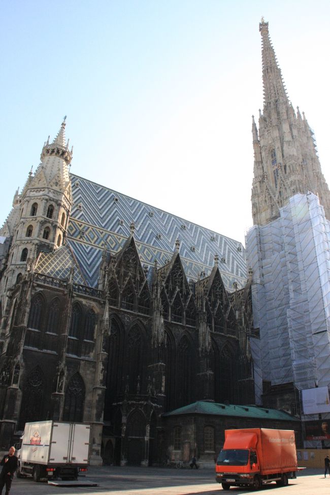 シュテファン寺院、再び。<br /><br />夜とは違う顔。美しい屋根のモザイクタイルもブダペストで見たジョルナイ製。