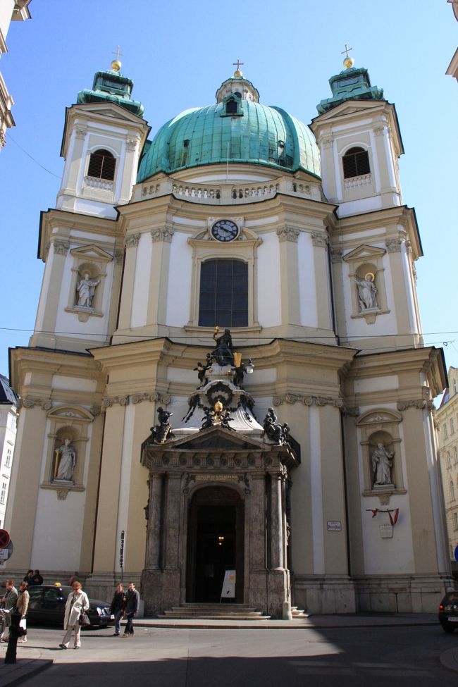 ペーター教会。<br /><br />ウィーンでも2番目に古い教会。あまり大きくなく、ガイドブックでも重要視されていないが、今回の旅で見た教会の中で最も美しかった。