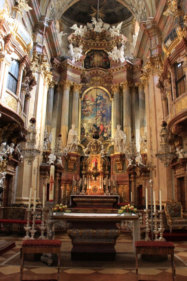 主祭壇。<br /><br />決して大きくはないが、全体としてまとまりがある。バロックの巨匠、ヒルデブラントの作品。