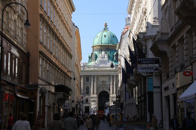 コールマルクト通りと王宮<br /><br />ハプスブルク家御用達の高級店が並ぶ有名通り。