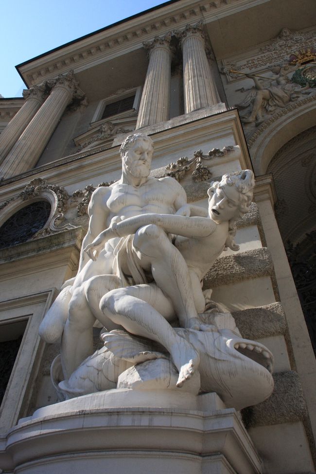 王宮玄関。<br /><br />期待を持たせる彫刻群。