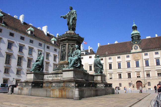 王宮中庭。<br /><br />シシィーミュージアムや皇帝居館など見どころ多い。旅の優先順位で今回は残念ながらスルー。<br />