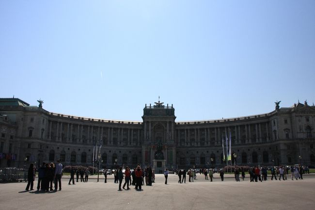 新王宮(英雄広場)<br /><br />新王宮は1913年完成と意外と新しい。このテラスからヒットラーが併合宣言を行った。