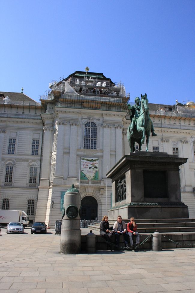 ヨーゼフ広場ヨーゼフ2世像<br /><br />像の後ろが国立図書館入口。<br /><br />