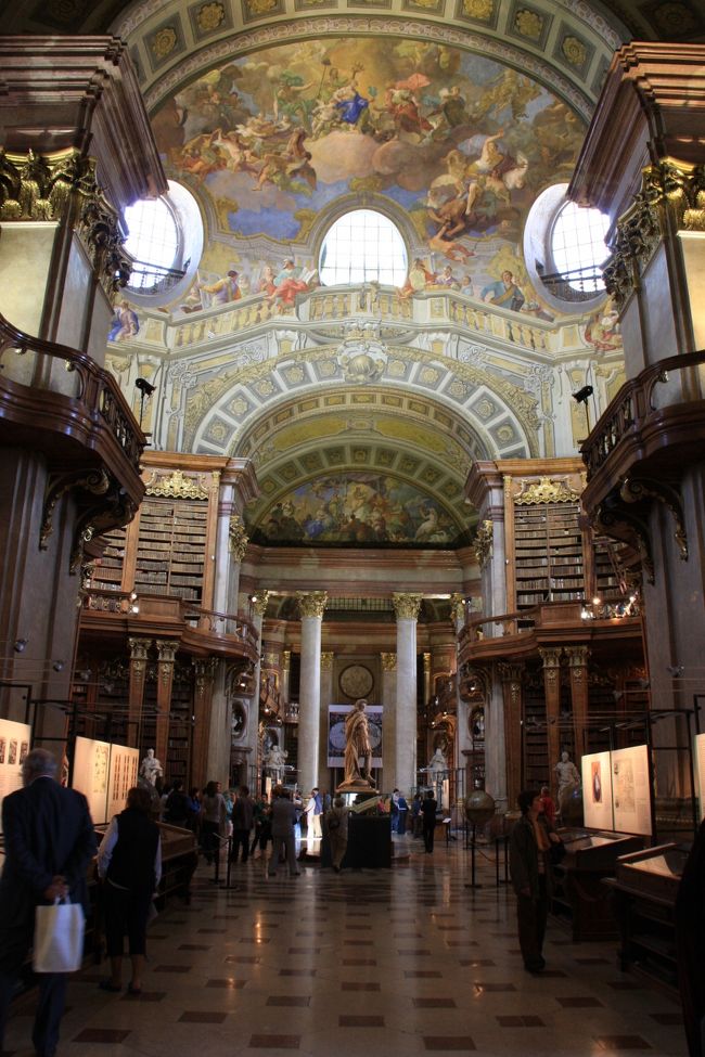 国立図書館。<br /><br />王宮目玉の一つ。バロック巨匠エアラッハ作品。かなり期待していたが、期待を遥かに上回る美しさだ…。<br /><br />http://www.youtube.com/watch?v=83FLgaAslKg&amp;feature=channel_page