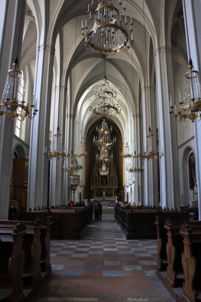 アウグスティーナー教会内部<br /><br />白を基調にしたゴシック空間。<br />