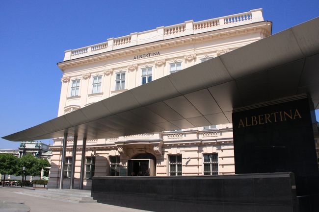 アルベルティーナ(宮殿)<br /><br />美術館として公開されている。当日は撮影会のため有名作品(デューラーの野兎など)はほとんど見ることができなかった…。