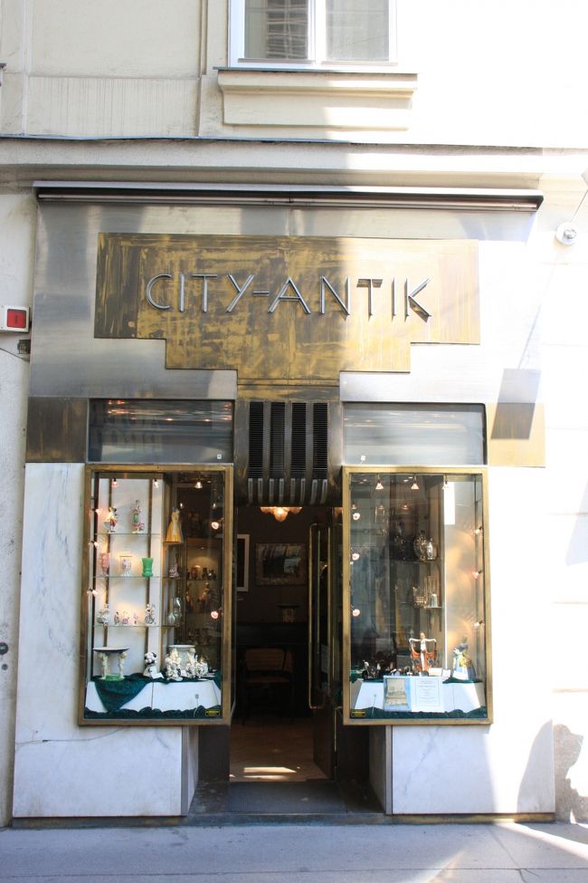 街の貴金属屋さん<br /><br />入口がお洒落。