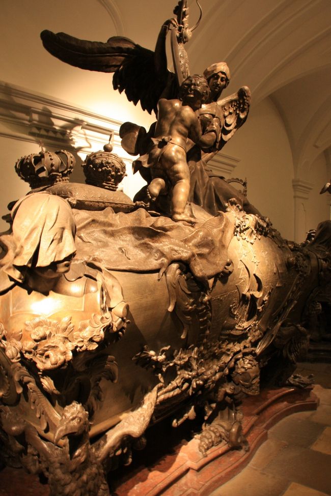 地下納骨堂<br /><br />お客さん一人もおらず、物音一つしない薄暗くひんやりとした雰囲気。<br /><br />http://www.youtube.com/watch?v=f1qusH5HIOg&amp;feature=channel_page