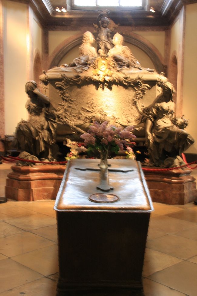 マリア・テレジア夫婦の墓<br /><br />生前は仲むずましかったそうです…子供16人…