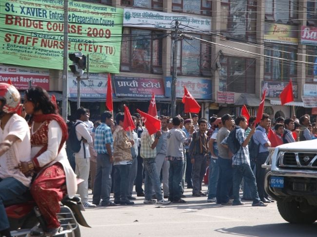 別の日に起きていたデモ。最初はすごい治安が悪いかと思ったんだけど、そうも感じない。治安部隊のような重装備の兵隊さんもいないし、案外のんびりした感じ。<br />ちなみに、別の旅行者の方はストで途中でバスを降ろされ歩いて帰れと言われたそうな。TAXIも道よくわからん人多かったらしい。わたしは、旅行代理店で専用車をお願いしたのでそういう事は一切なかった。