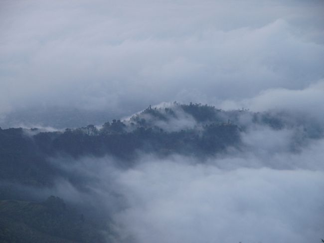 ポカラに2泊して、ハイキングに行った。<br />疲れるからトレッキングとか望んでなかったが、これが案外楽しい。トレッキング後に山から眺める景色が最高なのだ。雲が湖から上がってきて、物凄いスピードで村を飲みこんでいく。これがもののけ姫の一場面の様で目が離せなかった。